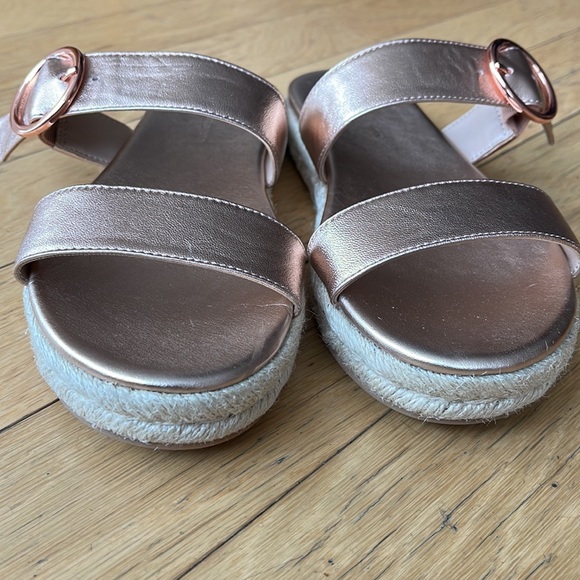 STUART WEITZMAN
Mykonos Metallic Leather Espadrille Sandals. Size 6 - Picture 3 of 10